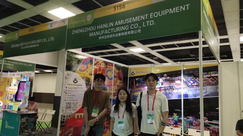 Hanlin team members at Zhengzhou Hanlin booth