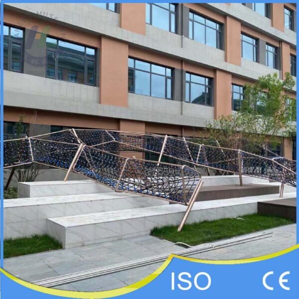 Linear Climbing Net Structure Integrated with Steps