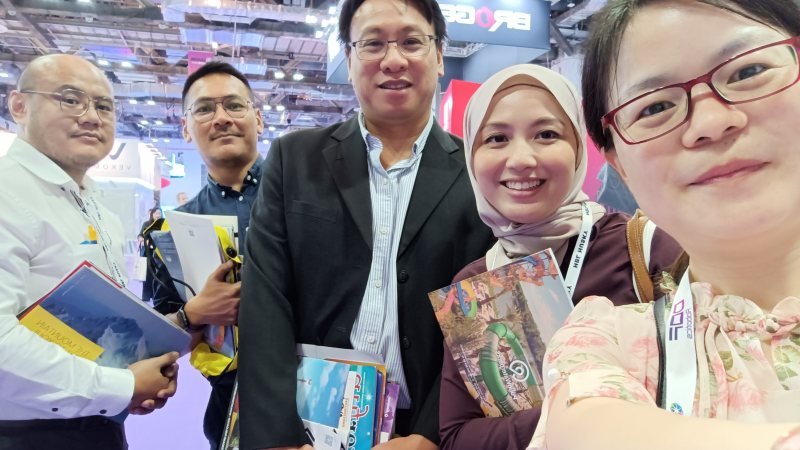 Hanlin Amusement team meeting international clients at IAAPA Expo Asia 2023