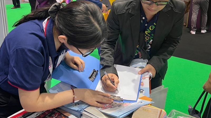 Client taking notes on custom playground material specifications with Hanlin staff