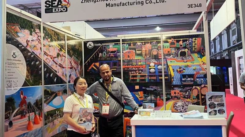 Hanlin Amusement expert consulting with Saudi client at SEA Expo