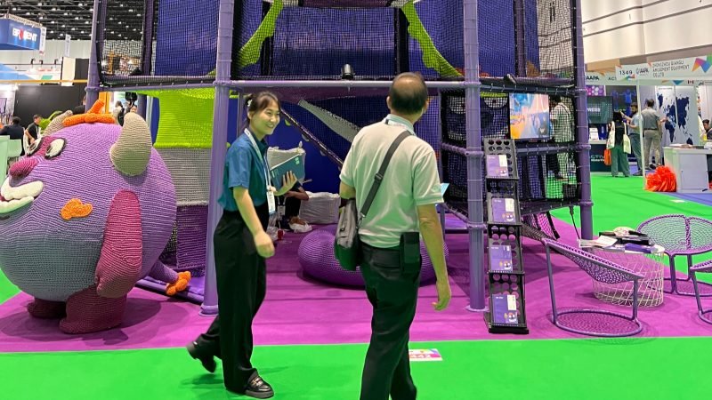 Hanlin Amusement staff exploring new indoor playground industry trends at IAAPA Thailand
