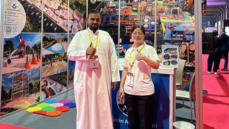 Satisfied client giving a thumbs up at Hanlin booth