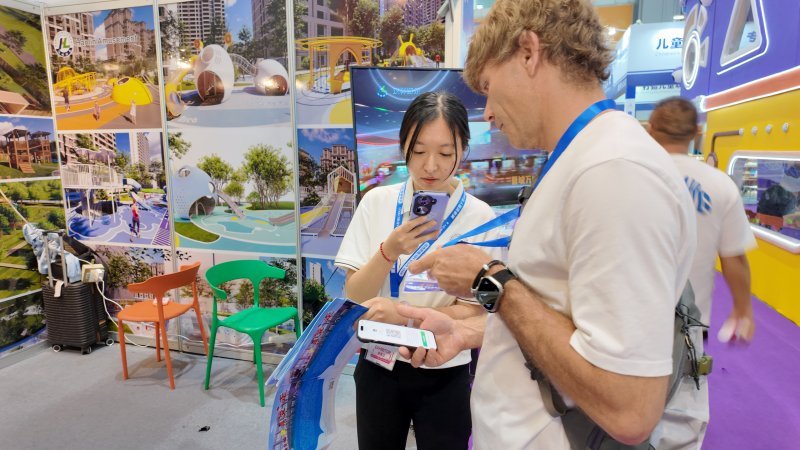Exchanging contact information with overseas amusement park investor